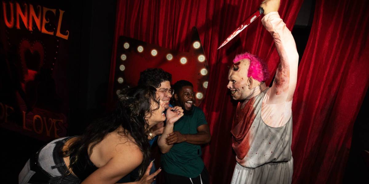 Cupid threatening guests with a knife near the tunnel of love in Holidayz in Hell