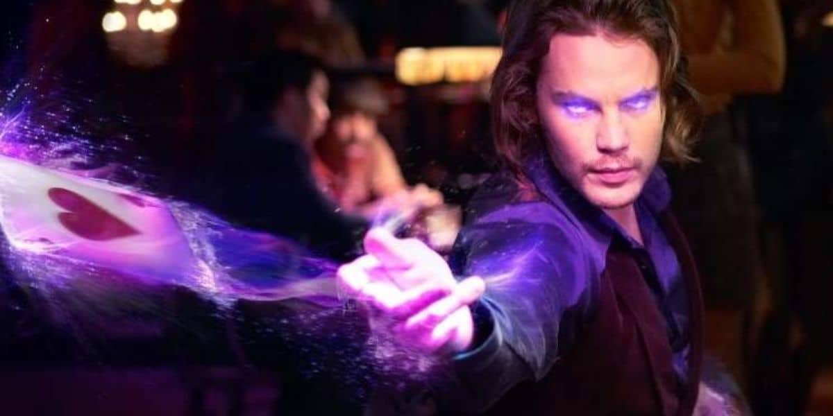 Gambit (Taylor Kitsch) using his powers