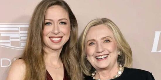 netflix-in-her-hands-the-clintons
