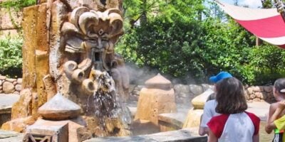 Kids watch Mystic Fountain in The Lost Continent