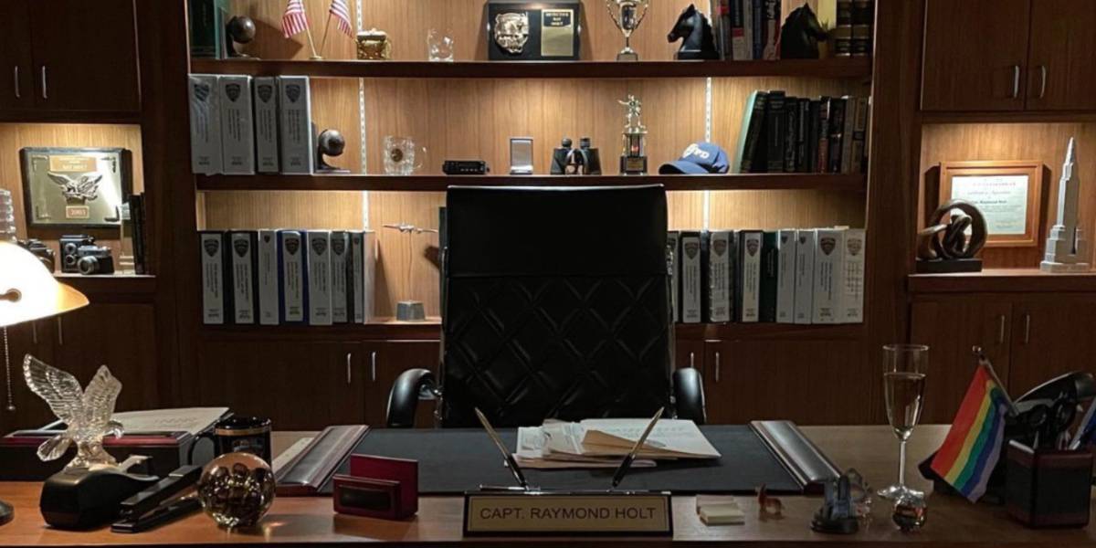 Captain Holt's desk from Brooklyn-99 with an empty chair