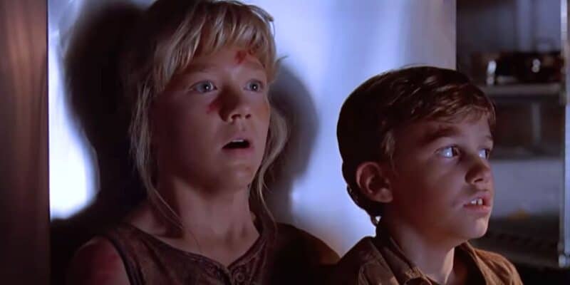 (L to R) Lex (Ariana Richards) and Tim (Joe Mazzello) hiding in the kitchen in 'Jurassic Park'