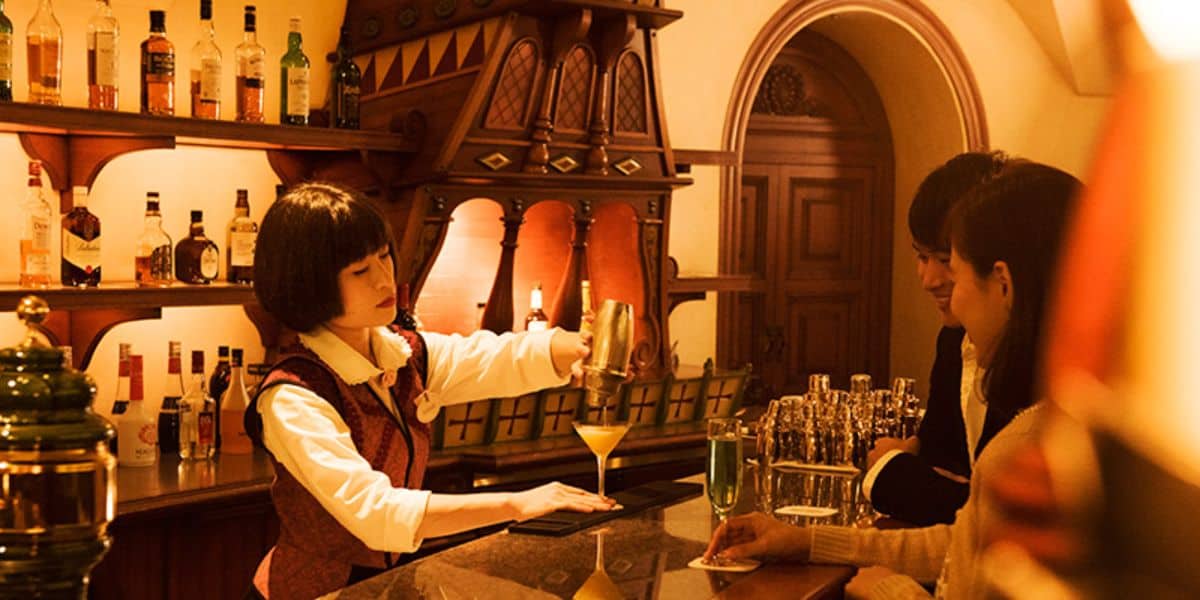 Cast member pours drinks in Magellan's Lounge