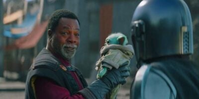 Greef Karga (Carl Weathers) holds Grogu