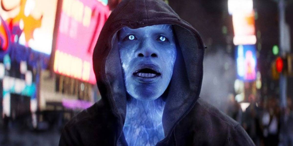 Electro (Jamie Foxx) wearing a hoodie in Times Square
