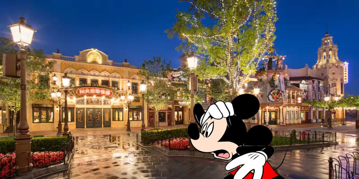 Mickey Mouse shocked in Shanghai Disneyland