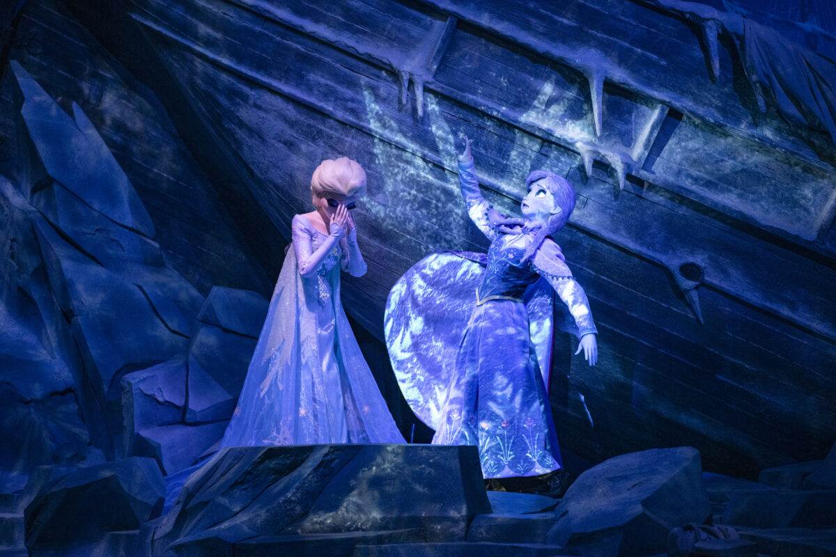 Anna and Elsa in Anna & Elsa's Frozen Journey in Tokyo DisneySea