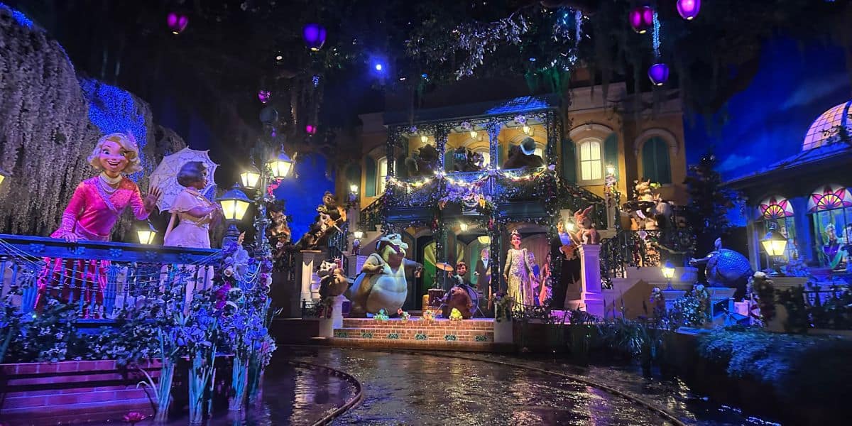 The finale of Tiana's Bayou Adventure with a partially motionless Tiana animatronic. 