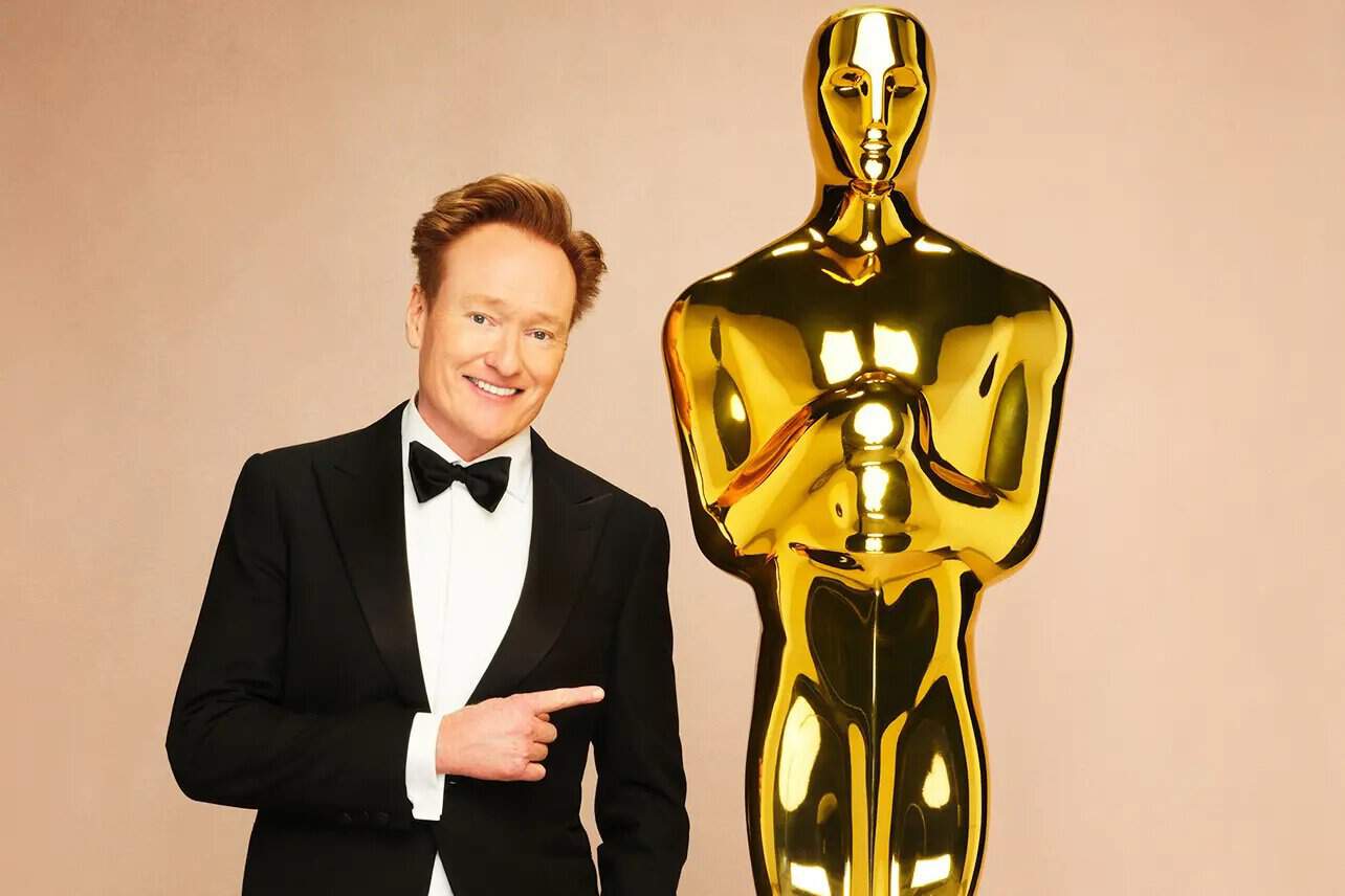 Conan O'Brien poses with the Oscars Statue