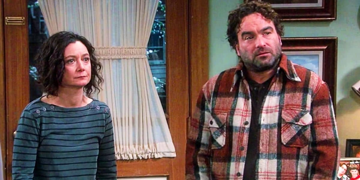Sara Gilbert and Johnny Galecki in The Conners