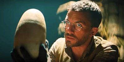 Jonathan Bailey as Henry Loomis holding an egg in 'Jurassic World Rebirth'