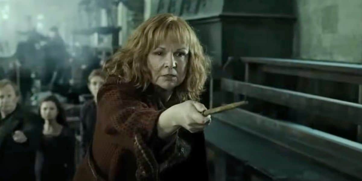 Molly Weasley (Julie Walters) fighting with Bellatrix (Helena Bonham Carter)
