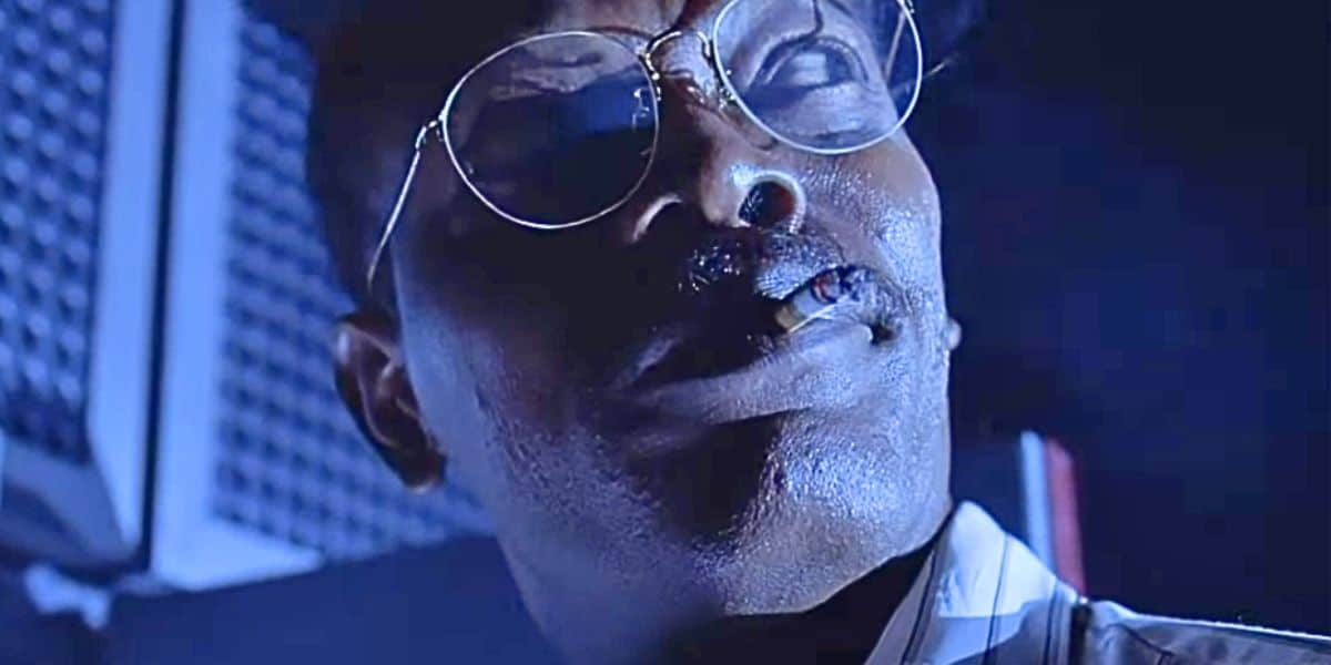 Samuel L Jackson turning on the power in 'Jurassic Park'