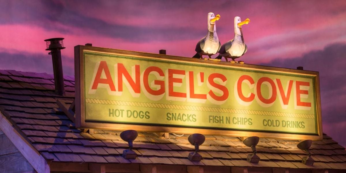 Two seagull Disney animatronic figures in the queue for Crush's Coaster