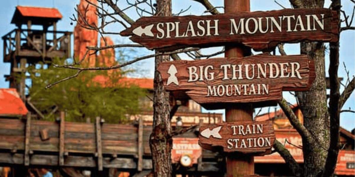 A sign leading guests to Splash Mountain, Big Thunder Mountain Railroad, and the Train Station in Frontierland at Magic Kingdom Park.