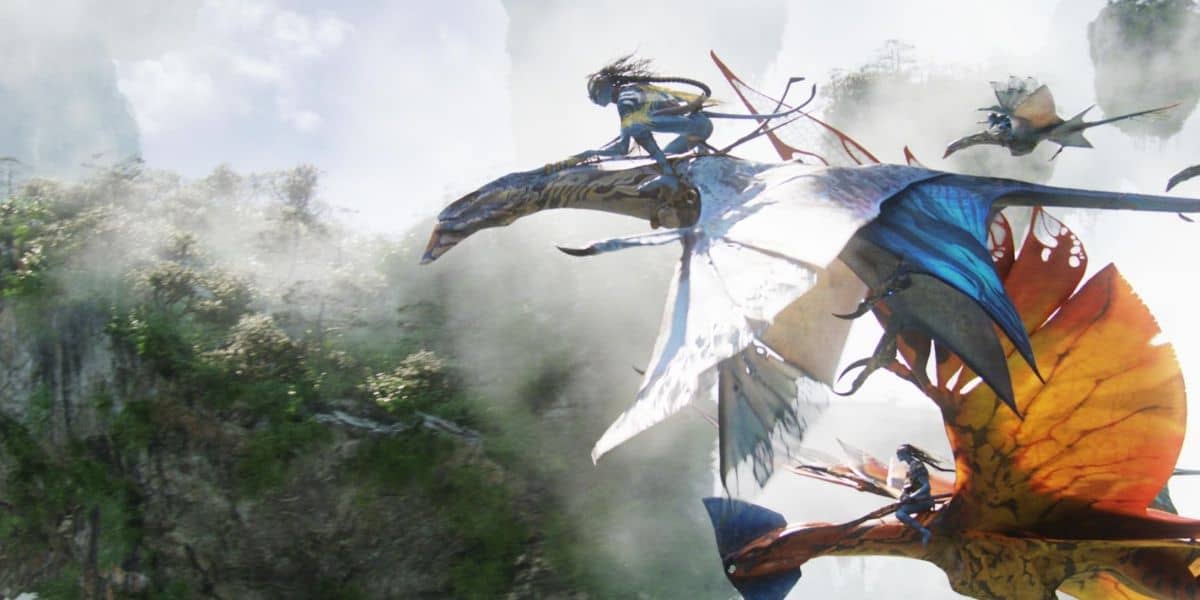 A Na’vi soars on a vibrant banshee in 'Avatar' (2009)