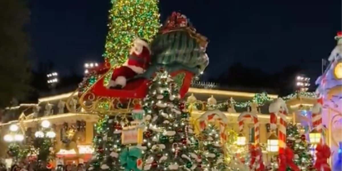 Santa Claus's parade float crashes at Disneyland Park