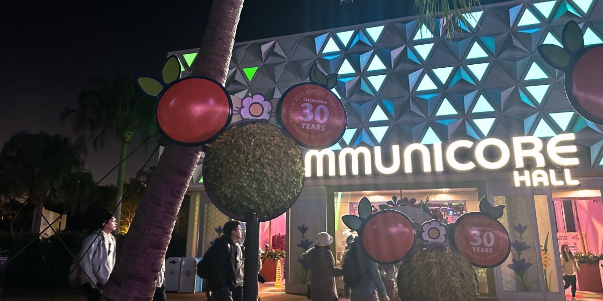 An EPCOT International Flower & Garden Festival topiary in front of Communicore Hall 