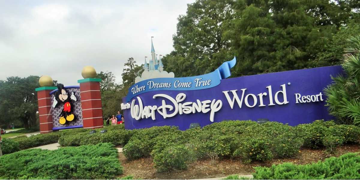 The entrance sign at the Walt Disney World Resort