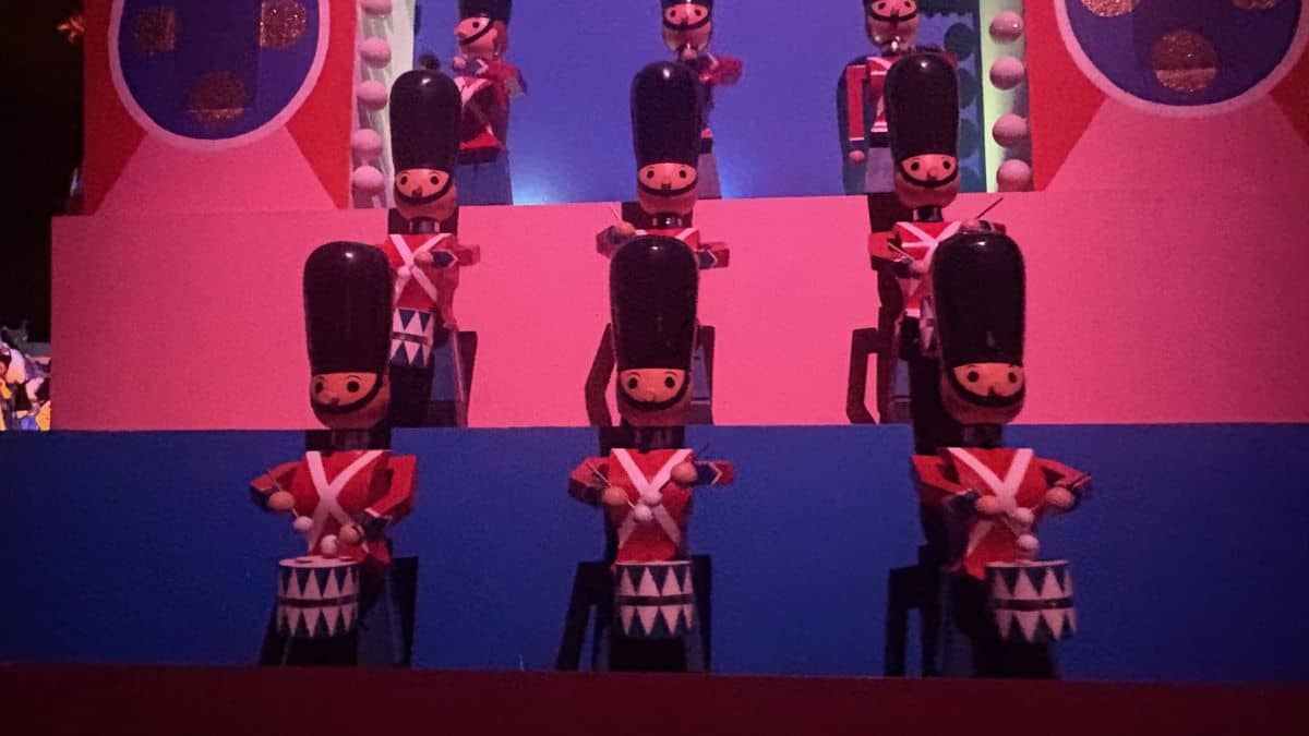 Broken figures at "it's a small world" 