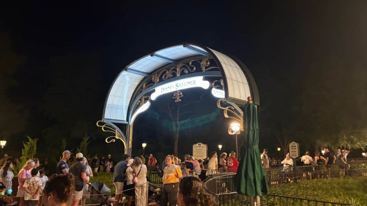 crowds at the Disney Skyliner