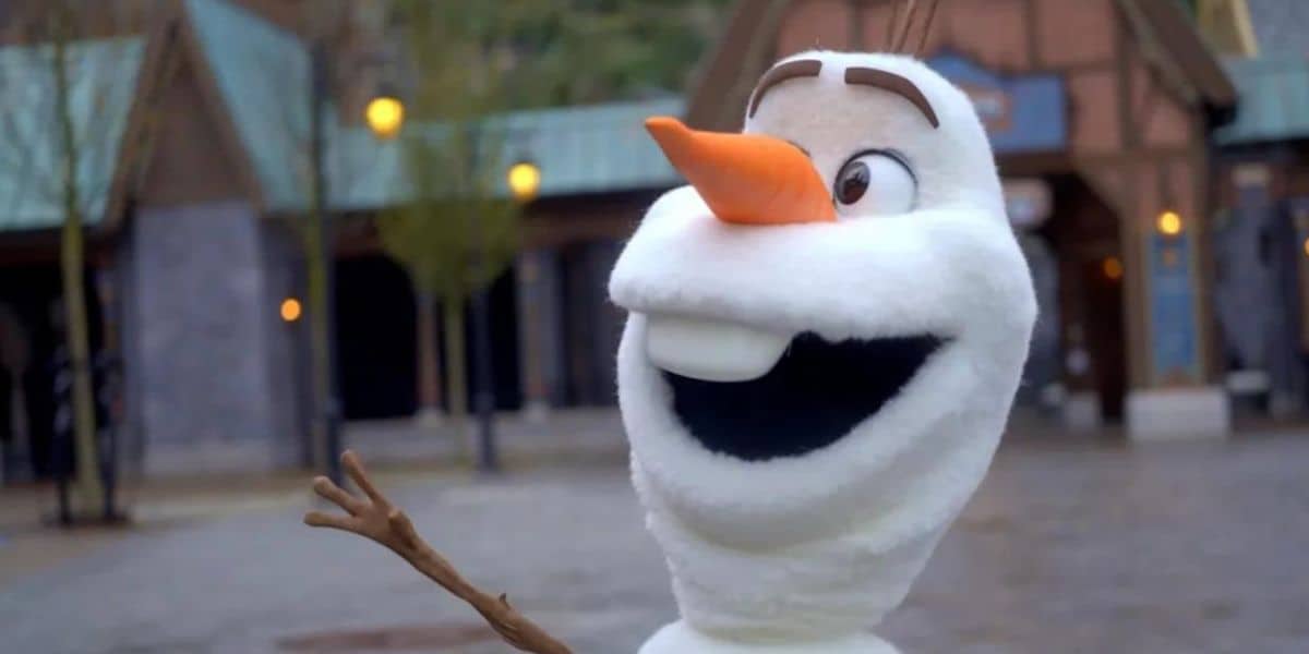 Olaf animatronic waving in Disney's World of Frozen