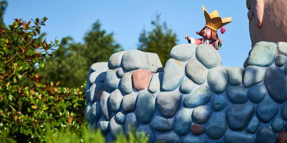 A character statue on a wall in Alice's Curious Labyrinth at Disneyland Paris