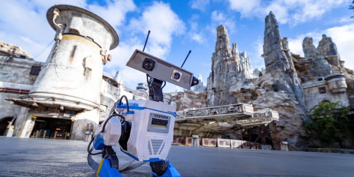 roaming droid popcorn bucket at disney's galaxy's edge