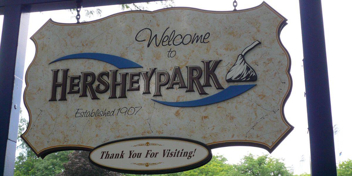 A "Welcome to Hersheypark" sign