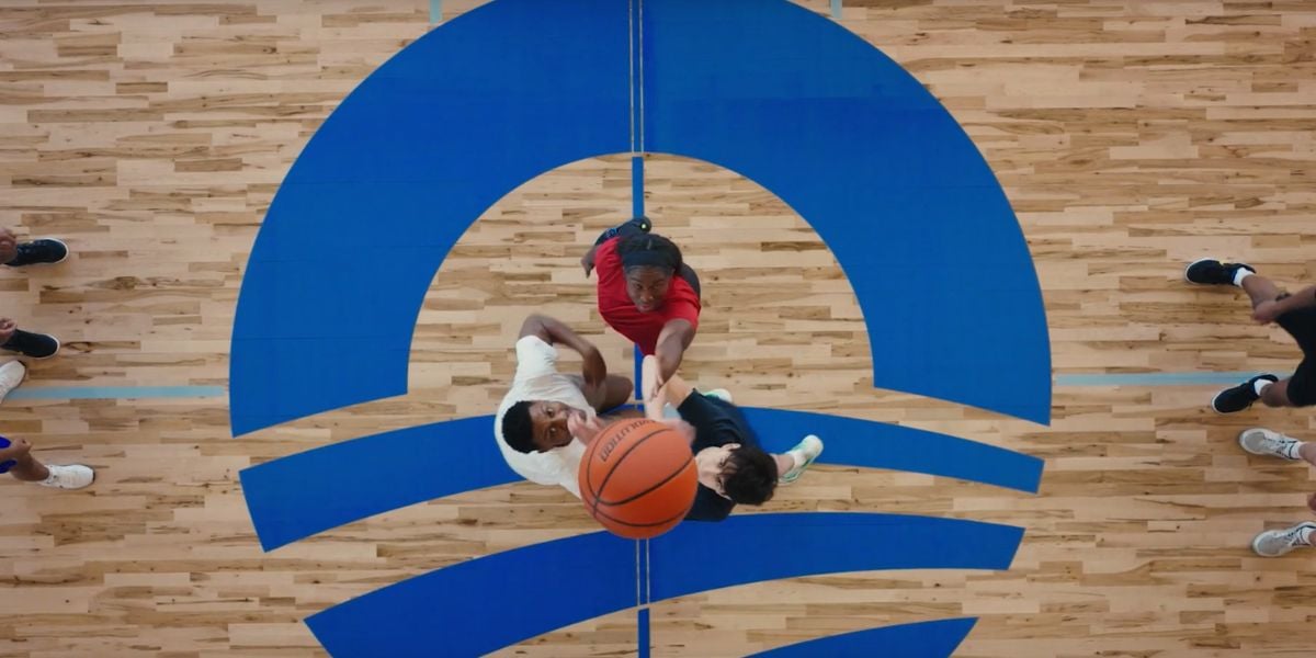 Kids playing on the basketball court at the Obama Presidential Center