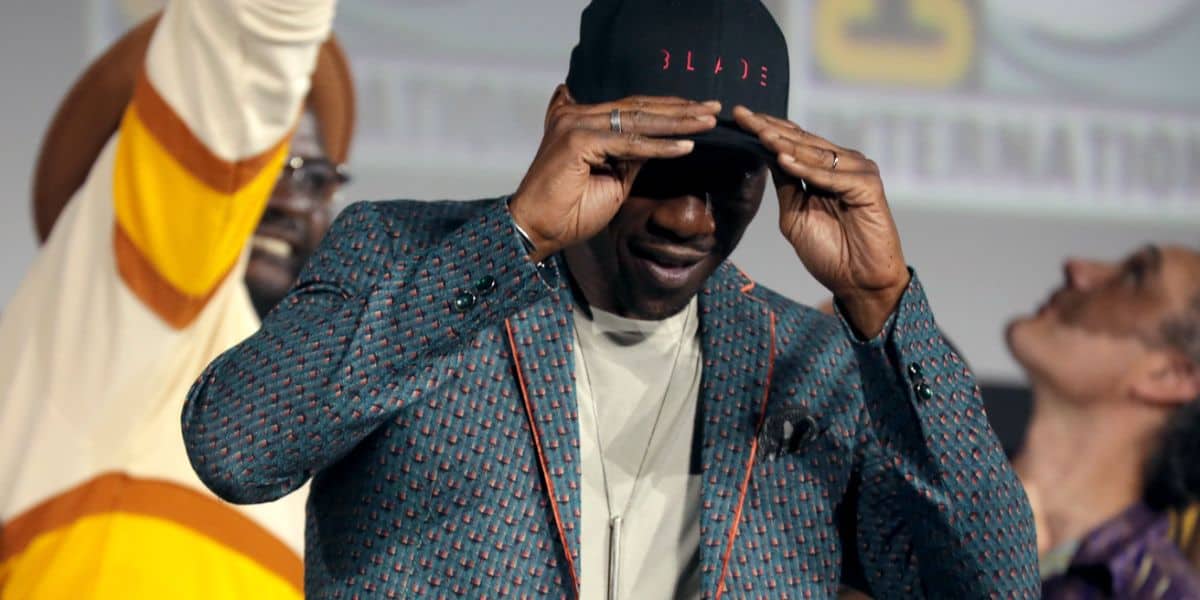 Mahershala Ali showing off his 'Blade' hat at Marvel's comic con