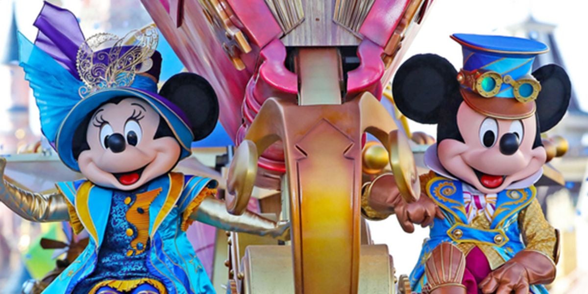 Minnie and Mickey Mouse in a parade at Disneyland Paris