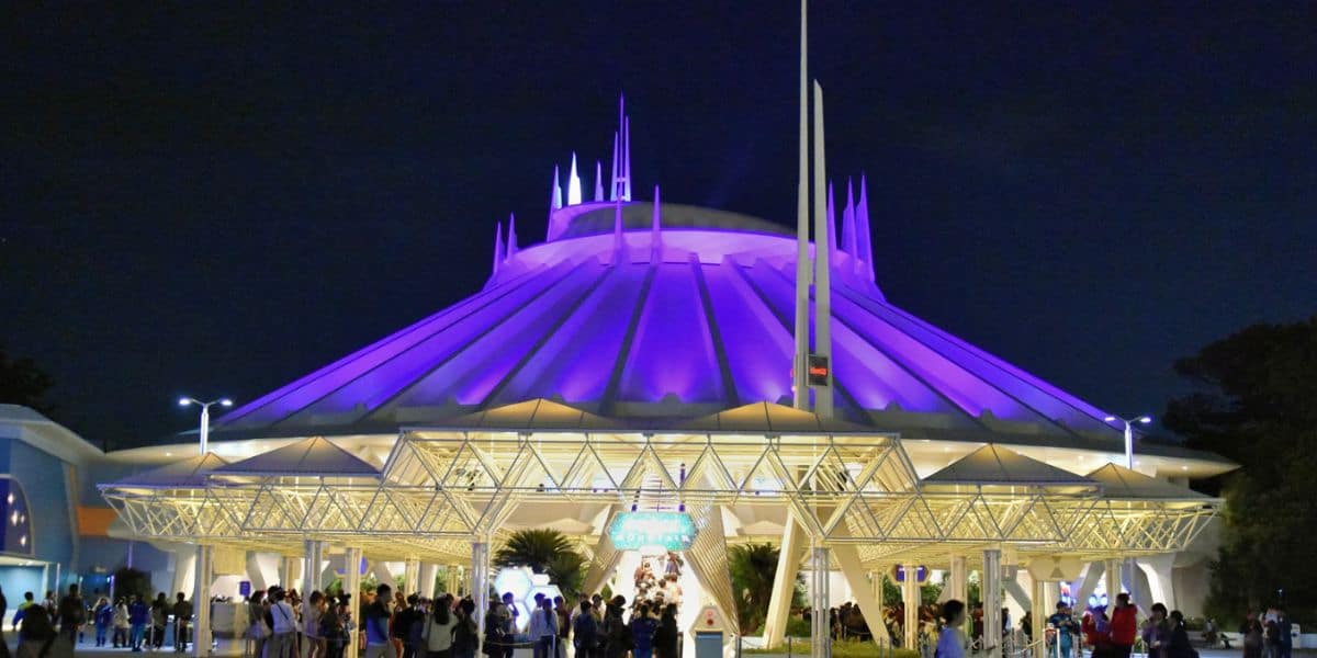 space mountain in tokyo disneyland