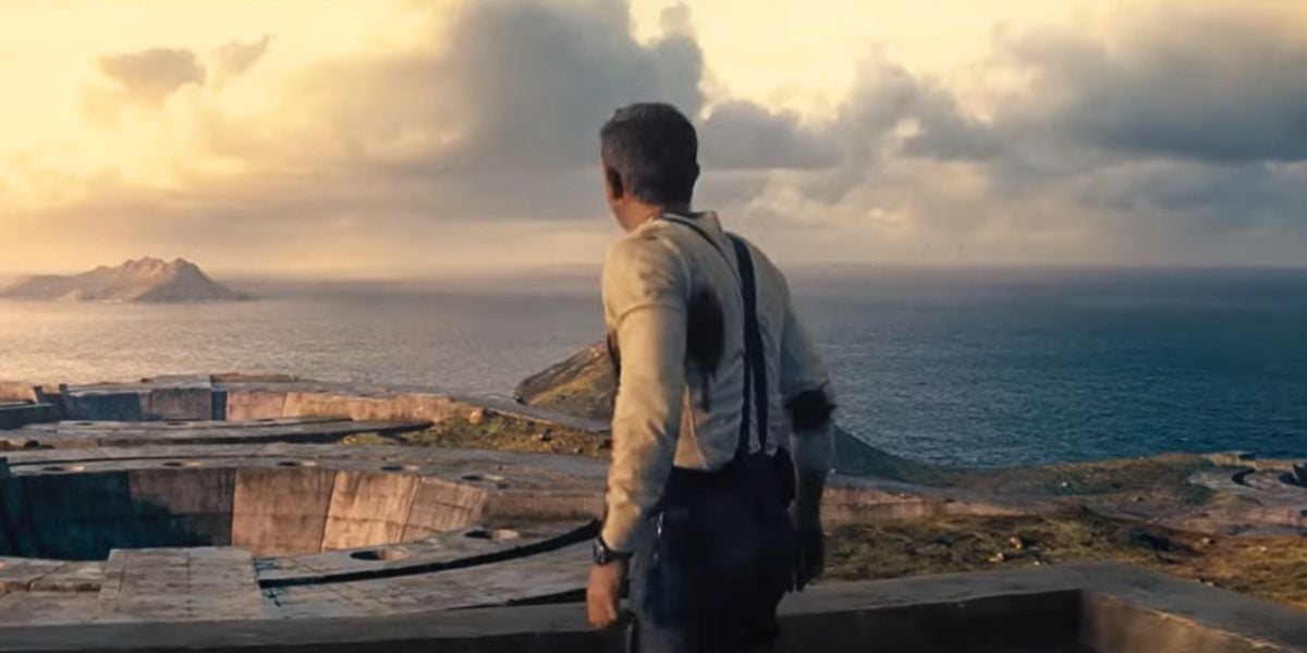 Daniel Craig's Bond looking at the sky in 'No Time to Die'