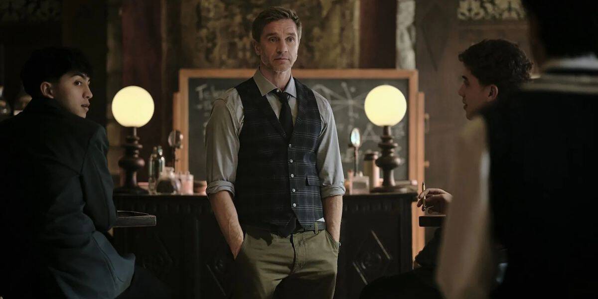 A charismatic bartender in a vintage vest welcomes guests at an immersive lounge, entertaining three park visitors seated in a cozy, amber-lit speakeasy inside the resort.