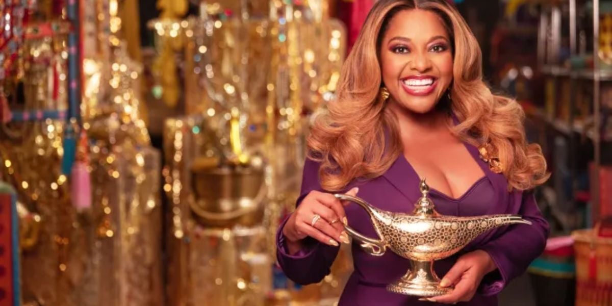Sherri Shepherd holding the magic lamp from 'Aladdin'