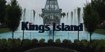 Kings Island sign featuring the park’s iconic Eiffel Tower replica and fountain.